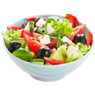 Salat Catering in weißer Schüssel mit Feta und Oliven